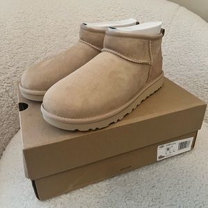 Ugg ultra mini driftwood size 8. Never worn. Rare color.